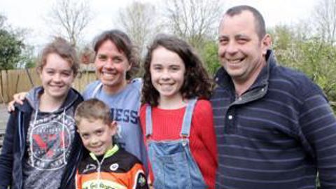 Famille. Elisabeth, Denis et leurs enfants Caroline, Clément et Amandine (de gauche à droite). Anne Bréhier